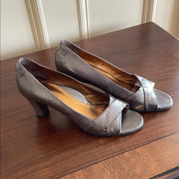 Taryn Rose Metallic Pumps, Size 39 - Picture 2 of 9